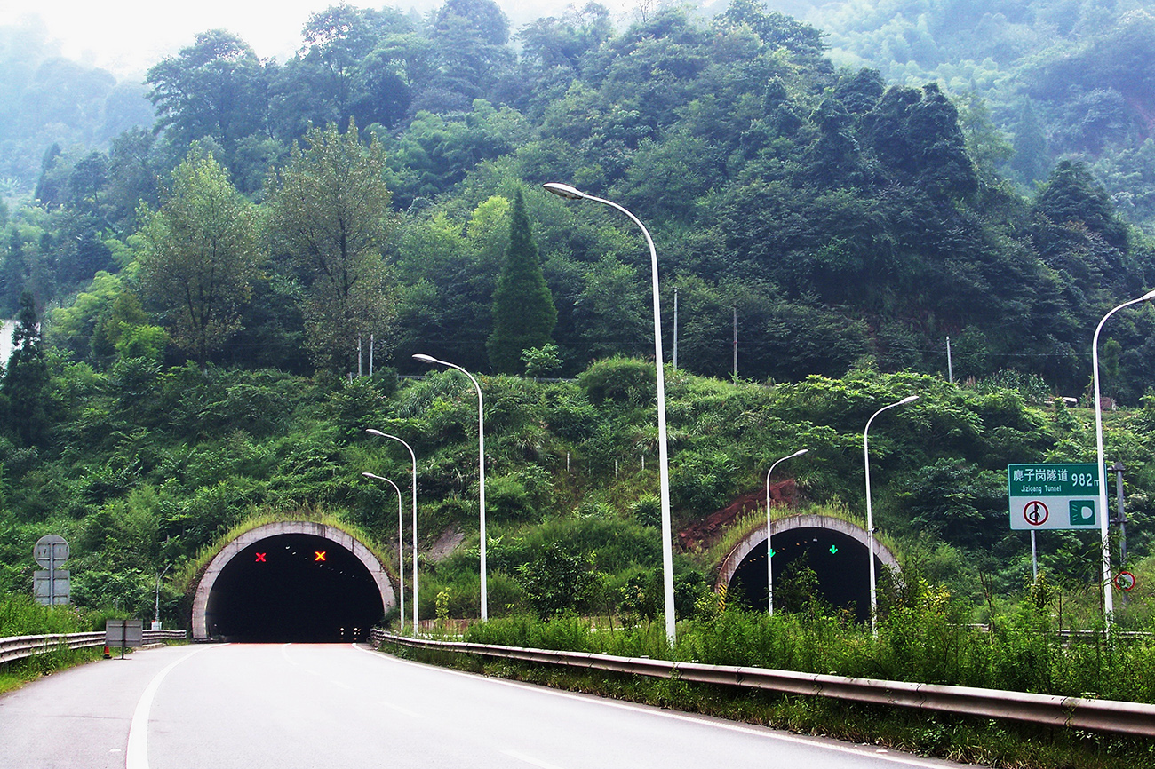 四川雅泸高速公路麂子岗隧道