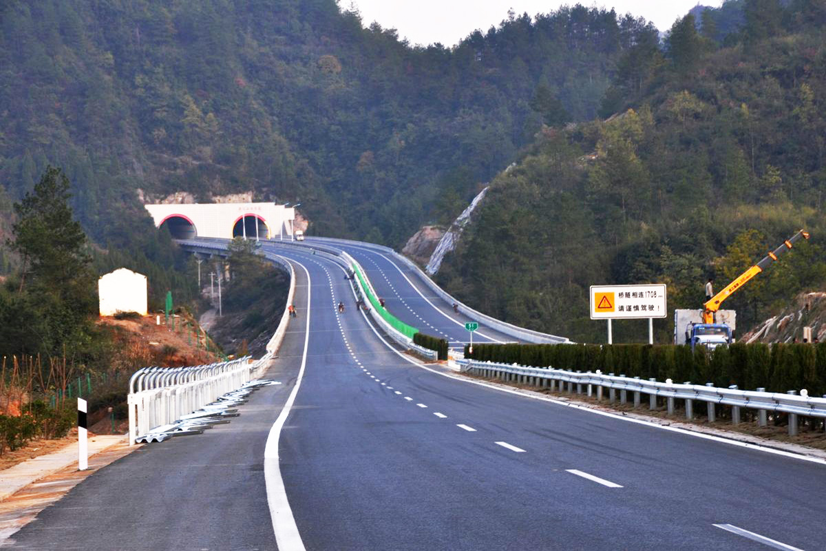 湖南张家界至花垣高速公路